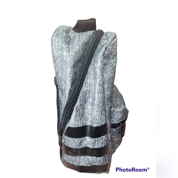 Adidas - Santiago gray with signature stripes insulated lunch bag - Picture 3 of 9